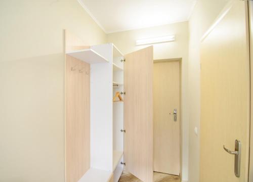 利沃夫都市酒店的带淋浴的浴室和玻璃门