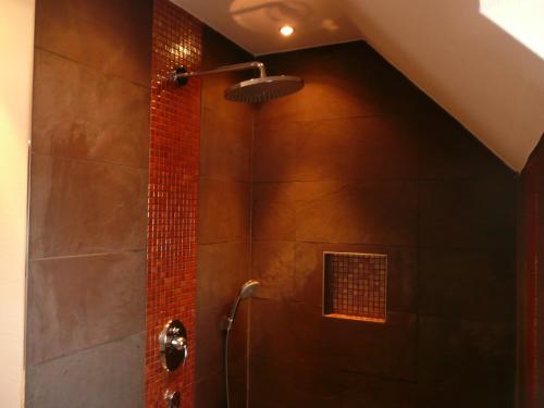马赫恩卡瓦利尔豪斯酒店的带淋浴的浴室,浴室设有砖墙