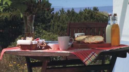阿尔热祖尔Monte da Xara的一张野餐桌,上面放着一盘面包和饮料