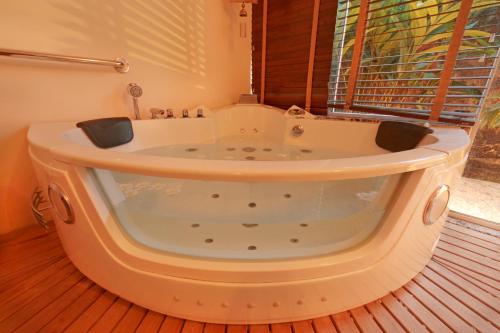 纳塔尔马纳里普莱雅酒店的带窗户的浴室设有大浴缸