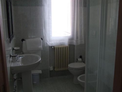 西尔米奥奈卡图罗住宿加早餐酒店的一间带水槽和卫生间的浴室以及窗户。