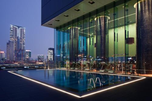 香港唯港荟的城市前方带游泳池的建筑