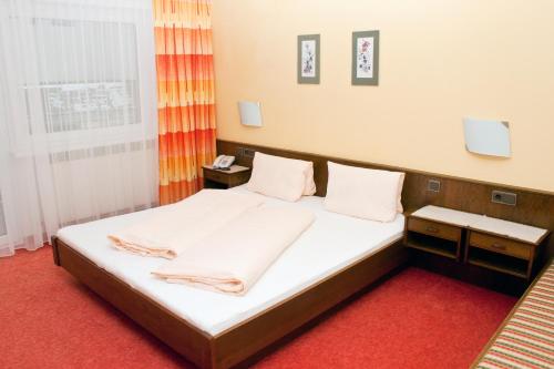 索尔登威尔特勒尔公寓的一间卧室配有带白色床单和枕头的床。