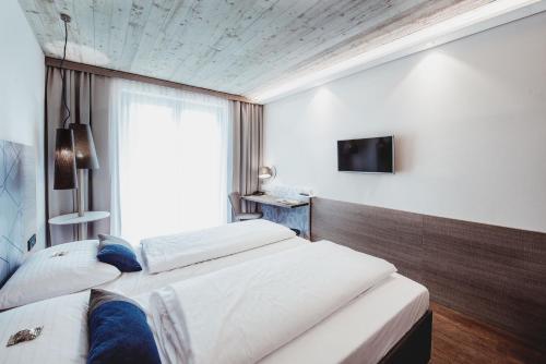 库夫施泰因库夫施泰因阿特酒店的酒店客房设有两张床和电视。
