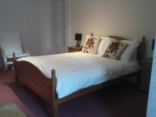 LochgairLochgair Hotel的一间卧室配有带白色床单和枕头的床。