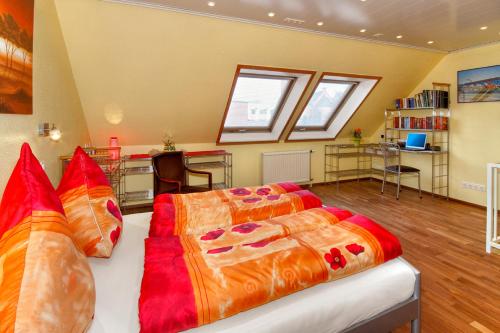 多特蒙德多特蒙德DW16~17~19公寓的一间卧室配有一张带橙色和红色床单的大床