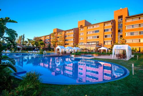 特拉玛斯阿拉佩阿拉培温泉全包Spa度假村的大楼前的大型游泳池