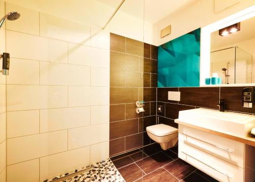 Rietheim-Weilheim旅程欢愉酒店的一间带水槽、卫生间和镜子的浴室