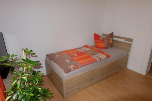 开姆尼茨Im Kuckucksnest的一间卧室配有一张带盒子的床