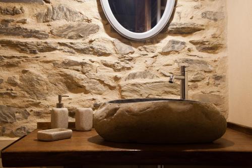 里奥马哲雷伊尔奈塔雷农家乐的浴室配有石质水槽和2条毛巾
