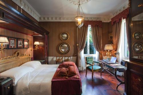 蒙扎德拉维雷梦莎 - 世界小型豪华酒店的一间卧室配有一张大床和一张书桌