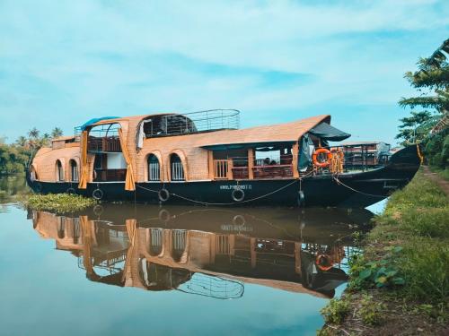 Kalappura Houseboats & Tours