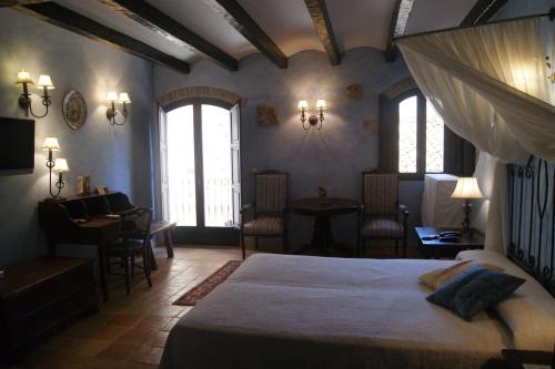 埃尔佩雷略雷潘妮摩洛卡旅馆的卧室配有一张床和一张桌子及椅子