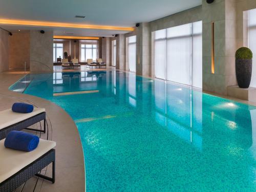 武汉武汉马哥孛罗酒店的大楼内一个蓝色的大型游泳池