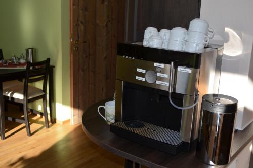 哈尔布莱希阿而浦沙勒施湾斯特恩酒店的房间里的桌子上的咖啡壶