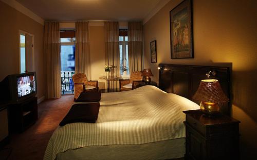 恩厄尔霍尔姆里尔顿酒店的一间卧室配有一张大床和电视