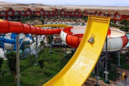 赫尔格达Pickalbatros Jungle Aqua Park - Neverland Hurghada的水上公园空中景观及滑梯