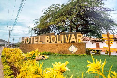 库库塔Hotel Faranda Bolivar Cucuta, a member of Radisson Individuals的大楼前的玻利瓦尔标志