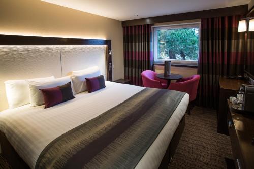 科特布里奇蒙多酒店的一间设有大床和窗户的酒店客房