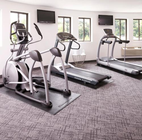 扬克斯皇家丽晶酒店的一间健身房,里面配有三台跑步机