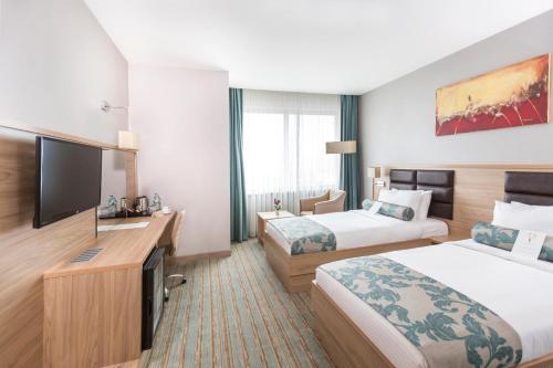 埃拉泽埃拉泽德曼公园酒店的酒店客房设有两张床和一台平面电视。