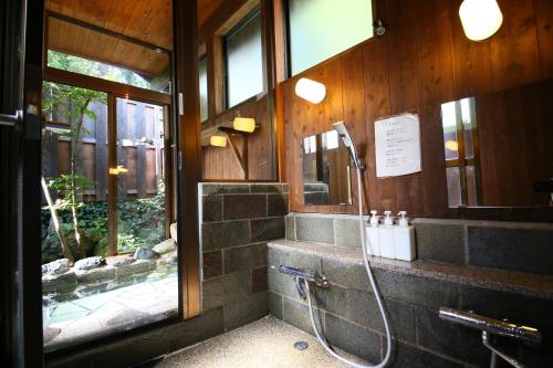 白马村索亚卡兹酒店 的大楼内带淋浴的浴室