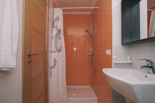 厄尔梅达诺Vista Roja的带淋浴和盥洗盆的浴室
