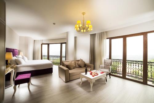 杰尔宾特莫塔里生活酒店的酒店客房设有一张床和一个阳台。