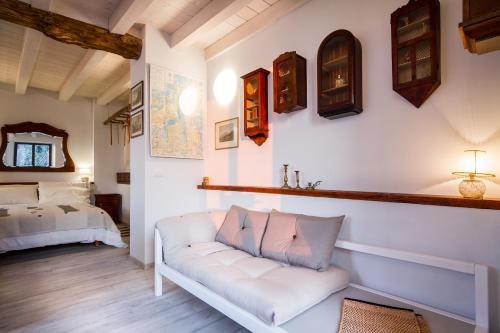 布里维奥Le Casette Apartments - byMyHomeinComo的客厅配有沙发和1张床