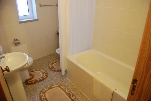 萨布盖鲁A TORRE no Sabugueiro的浴室配有卫生间、浴缸和水槽。