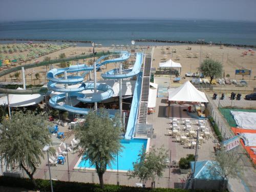 里米尼杰拉尼别墅酒店的一个带游泳池和海滩的水上公园