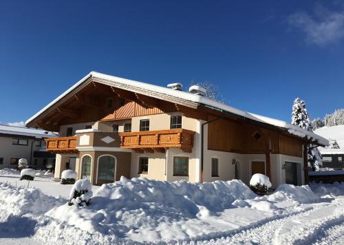 维尔芬翁Familie Meilinger - Werfenweng Ferienappartement的积雪覆盖的房屋