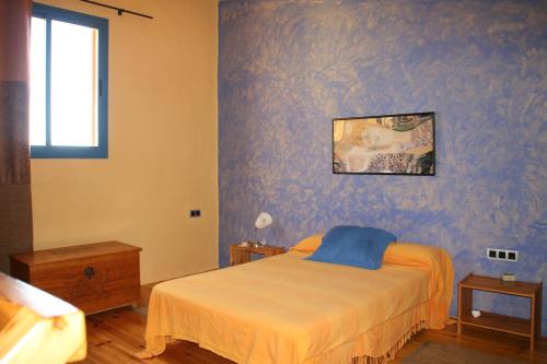巴尔巴特尔微罗德拉立维尔拉公寓的一间卧室设有一张床和蓝色的墙壁