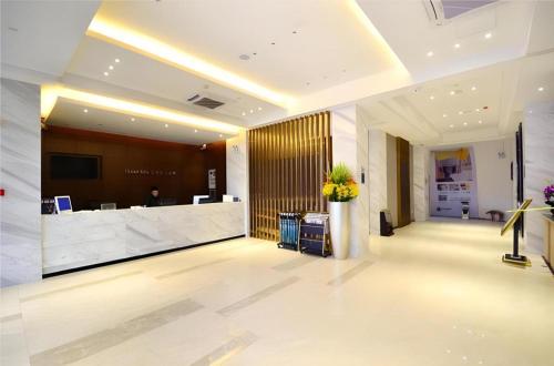 武汉City Comfort Inn Hankou Railway Station Tangjiadun Wanda Plaza的酒店大堂,设有前台