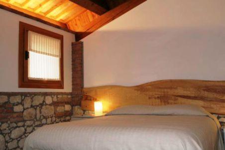 BrendolaTenuta Maraveja的一间带床的卧室,位于带窗户的房间内