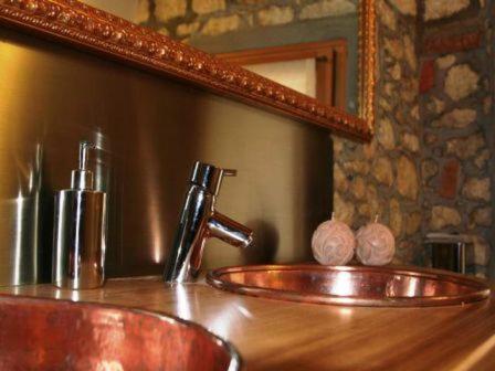 BrendolaTenuta Maraveja的浴室水槽和镜子前的水龙头