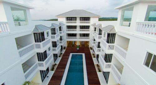西哈努克玛丽海滩度假酒店的享有带游泳池的建筑的空中景致