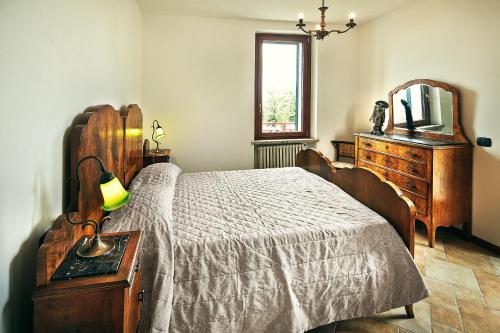 维罗纳Giardino Ferrari的一间卧室配有一张床、梳妆台和镜子
