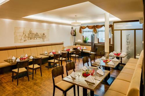 贝格施特拉瑟黑彭海姆戈德坎德法伊内- 施拉图本酒店的一间在房间内配有桌椅的餐厅