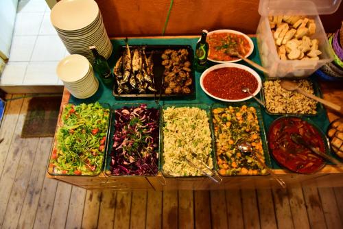 契拉勒阿里巴巴酒店的一张满是不同种类食物的桌子