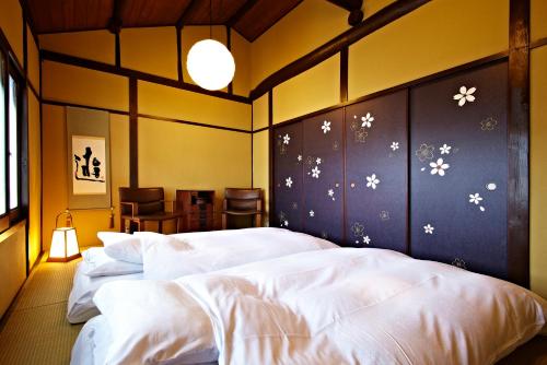 京都祗园永乐度假屋的卧室配有墙壁上涂有白色雪花。