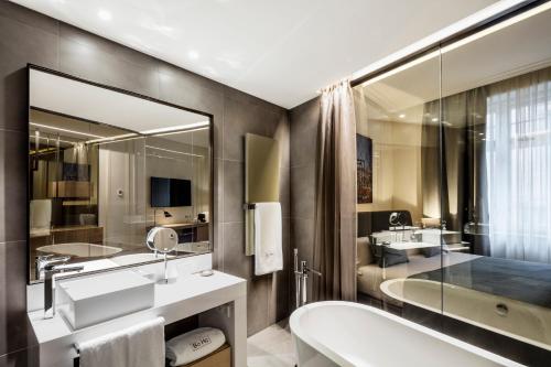 布拉格BoHo Prague Hotel - Small Luxury Hotels的浴室设有2个水槽、浴缸和镜子