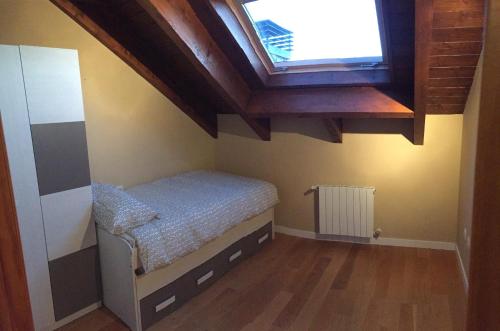 塞尔瓦堡Residencial Ribes- Massana的一间小卧室,配有床和窗户