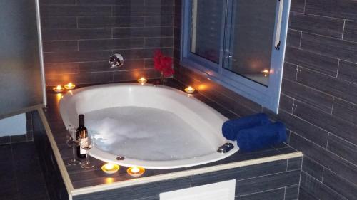 Ma‘yan BarukhGreek Relaxation的浴室设有浴缸,周围光线充足。