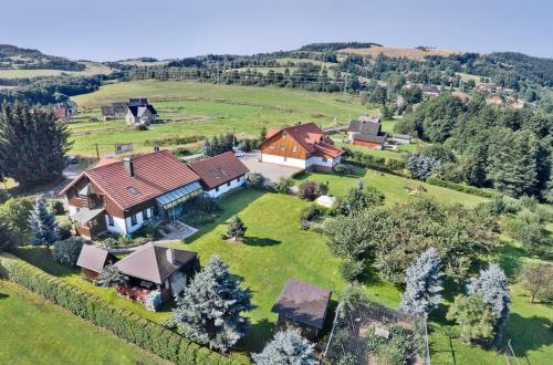 Šimonovice吉特卡旅馆的绿色田野上房屋的空中景观