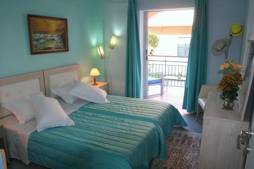 罗达Roda Pearl Resort的一间卧室配有一张带绿色棉被的床