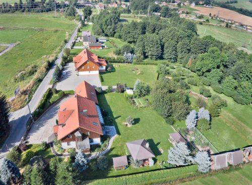 Šimonovice吉特卡旅馆的享有大房子空中美景,设有庭院