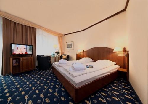 库克斯港黛琪格拉芙酒店的配有一张床和一台平面电视的酒店客房