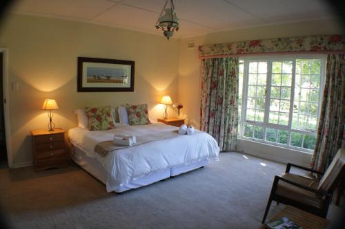 安德伯格Cedar Garden的一间卧室设有一张床和一个大窗户