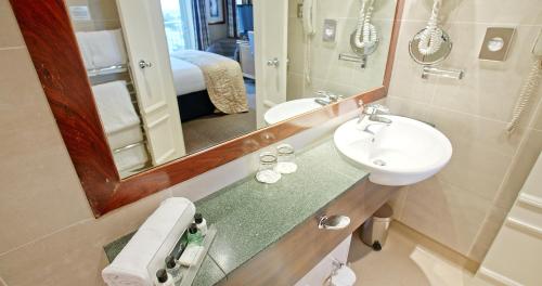 海峰酒店的一间浴室